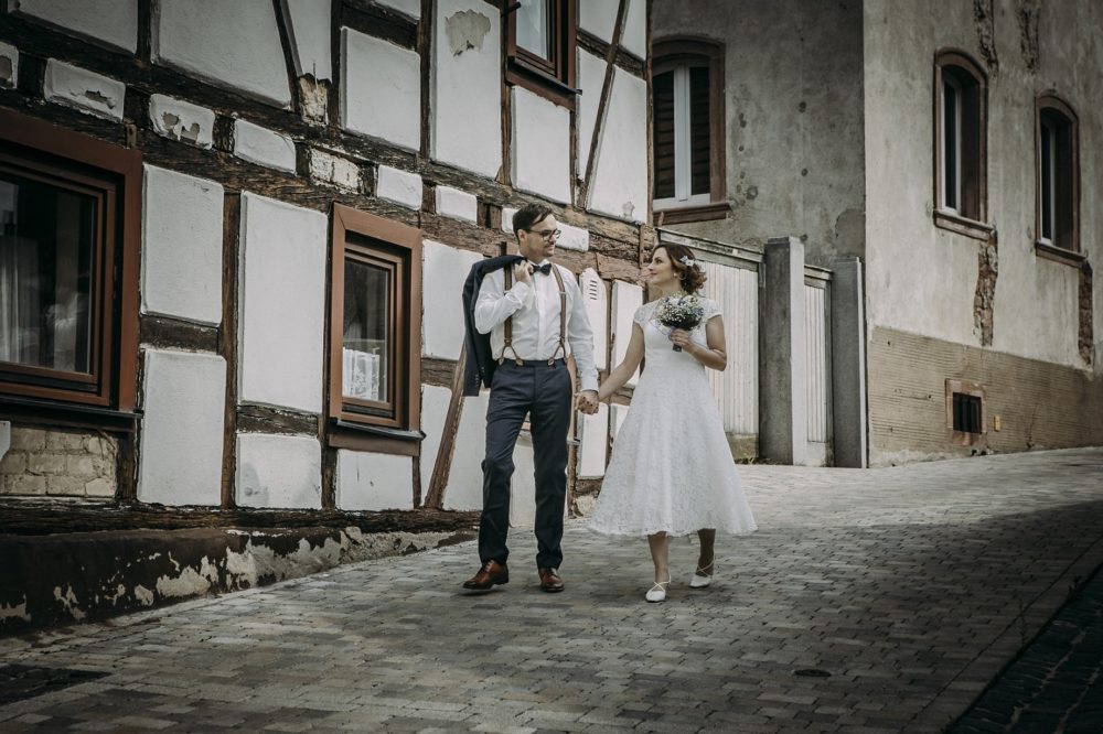 Brautpaarshooting Hochzeit - Brautpaar läuft durch die Straßen von Schaafheim