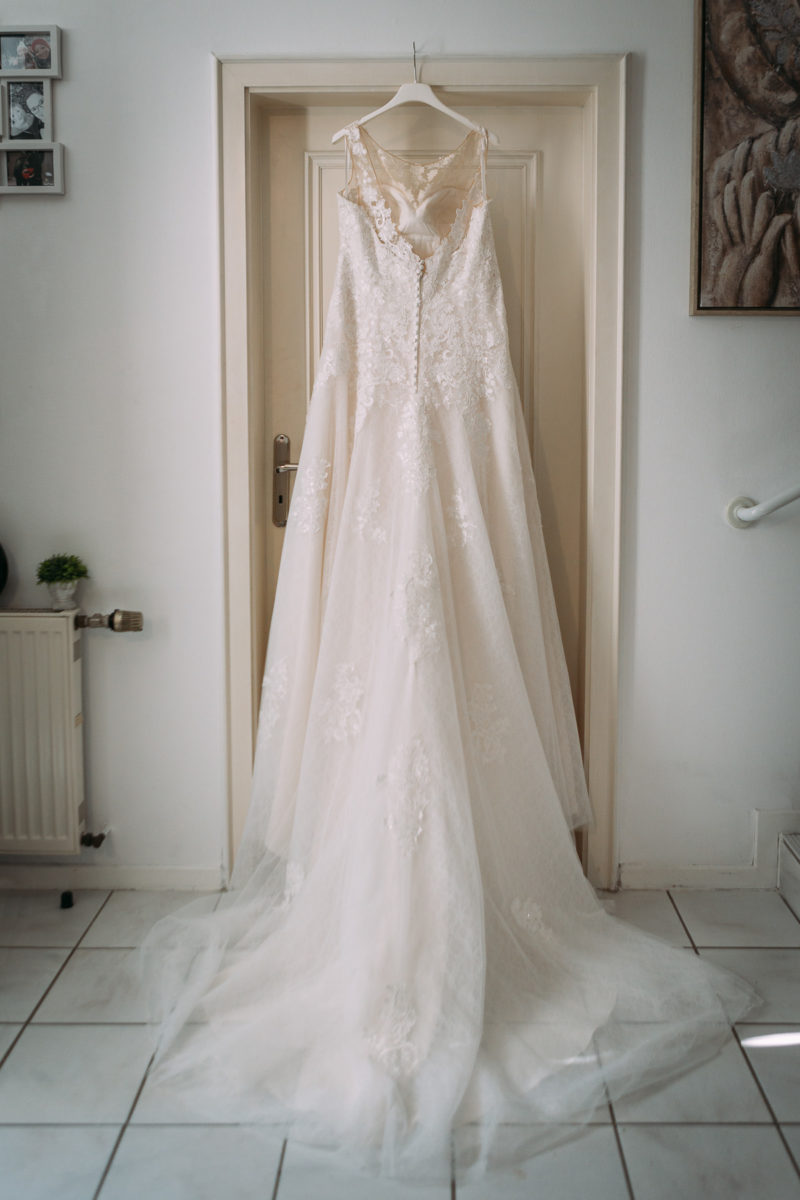Hochzeitsfotografie Odenwald - Brautkleid hängend