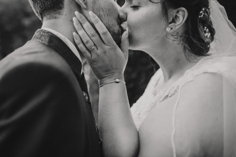 Hochzeit Odenwald - Braut küsst Bräutigam