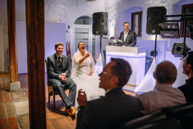 Hochzeitsfotograf Odenwald - Brautpaar lacht