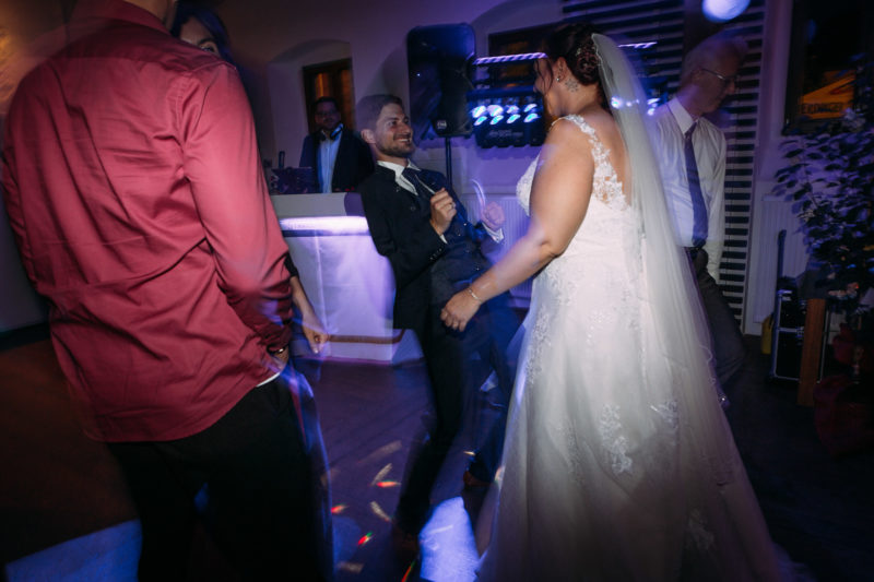 Hochzeitsfotograf Odenwald - Brautpaar tanzt