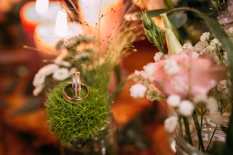 Hochzeitsfotograf Odenwald - Eheringe auf Tischdeko