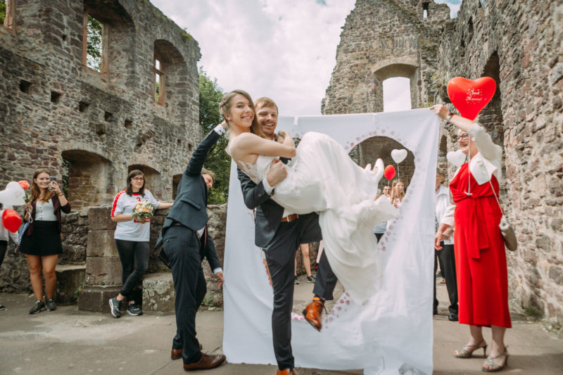 Hochzeitsfotograf Burg Hayn - Auf Händen getragen