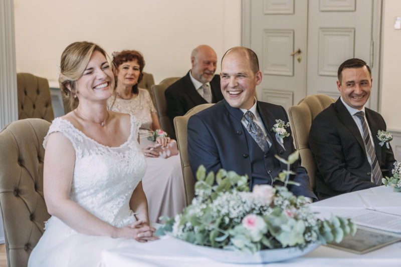 Hochzeitsfotograf Kloster Bronnbach - Lachendes Brautpaar