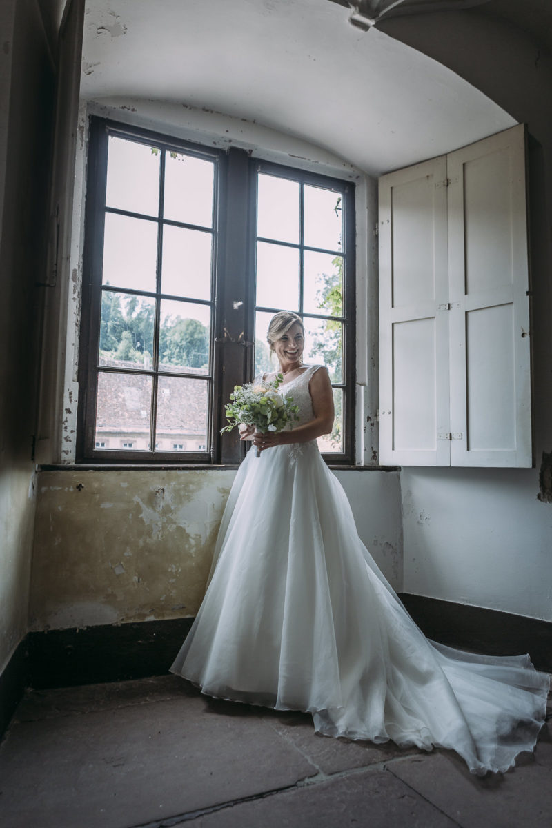 Hochzeitsfotograf Kloster Bronnbach - Braut am Fenster