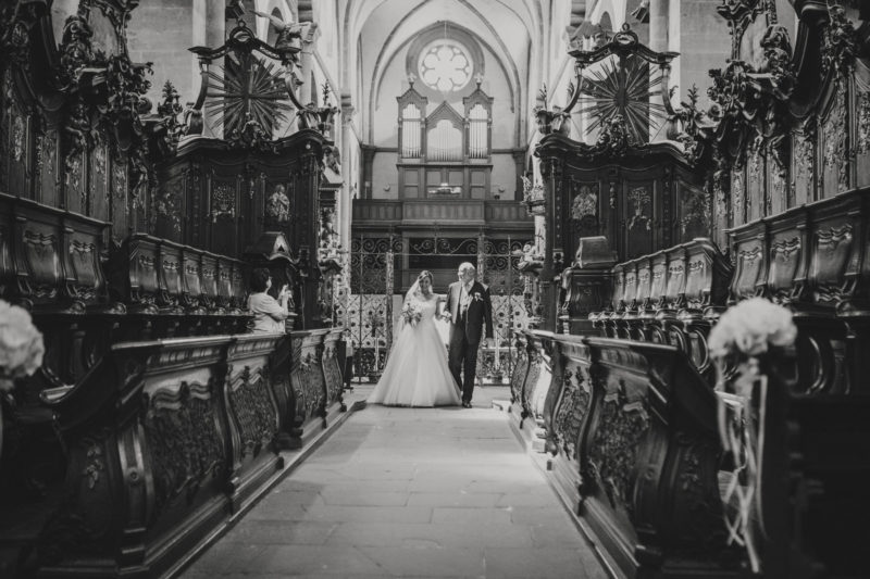 Hochzeitsfotograf Kloster Bronnbach - Einzug Braut & Vater