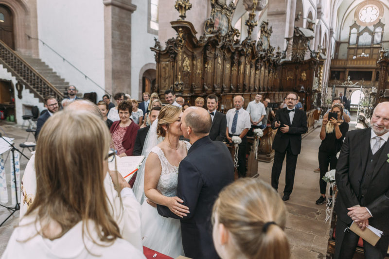 Hochzeitsfotograf Kloster Bronnbach - Kuss am Altar