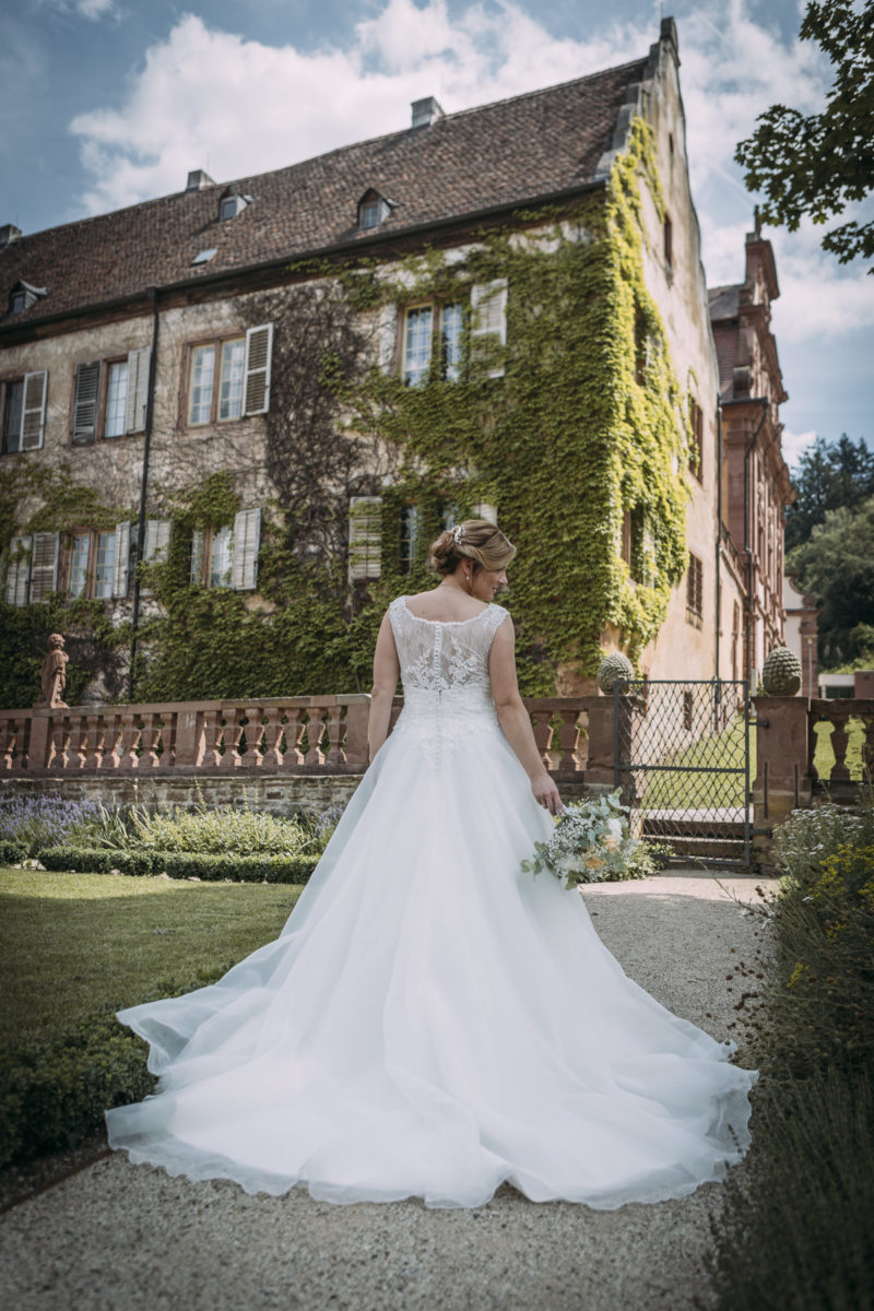 Hochzeitsfotograf Kloster Bronnbach - Braut von hinten
