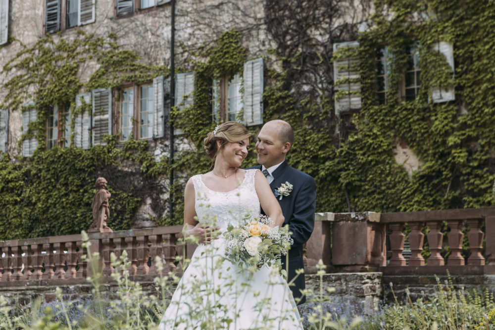 Hochzeitsfotograf Kloster Bronnbach - Brautpaar blickt sich an