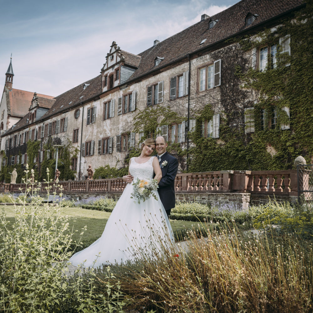 Hochzeitsfotograf Kloster Bronnbach - Brautpaar im Klostergarten