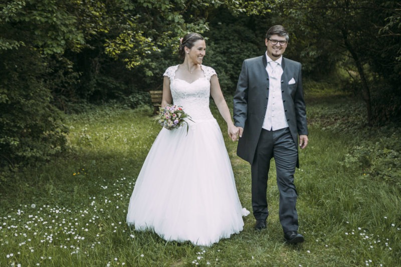 Hochzeitsfotograf - Brautpaar geht spazieren