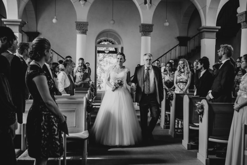 Hochzeitsfotografie Niedernberg - Einzug Braut mit Vater