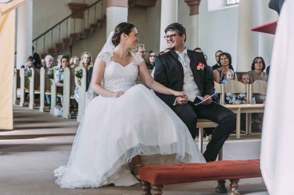 Hochzeitsfotografie Niedernberg - Brautpaar lächelt sich an