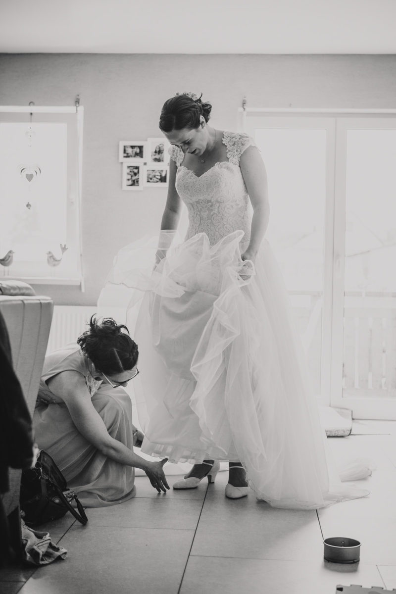 Hochzeitsfotograf Niedernberg - Braut zieht Kleid an
