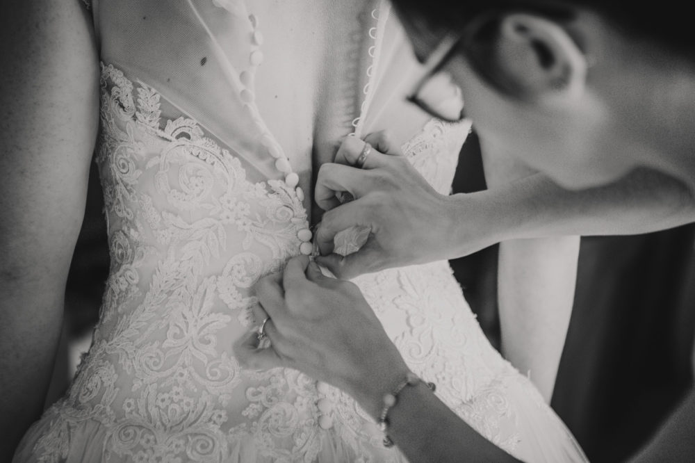 Hochzeitsfotograf Niedernberg - Schwester schließt das Brautkleid