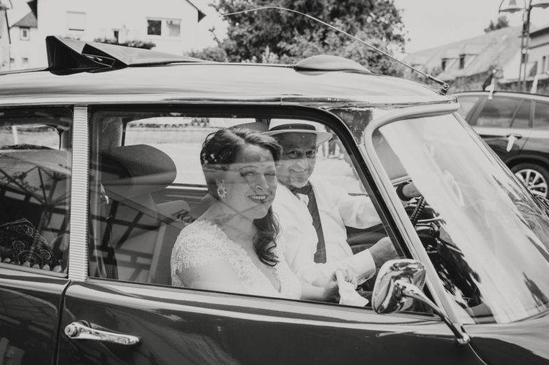 Hochzeitsfotograf Dreieich - Braut fährt vor