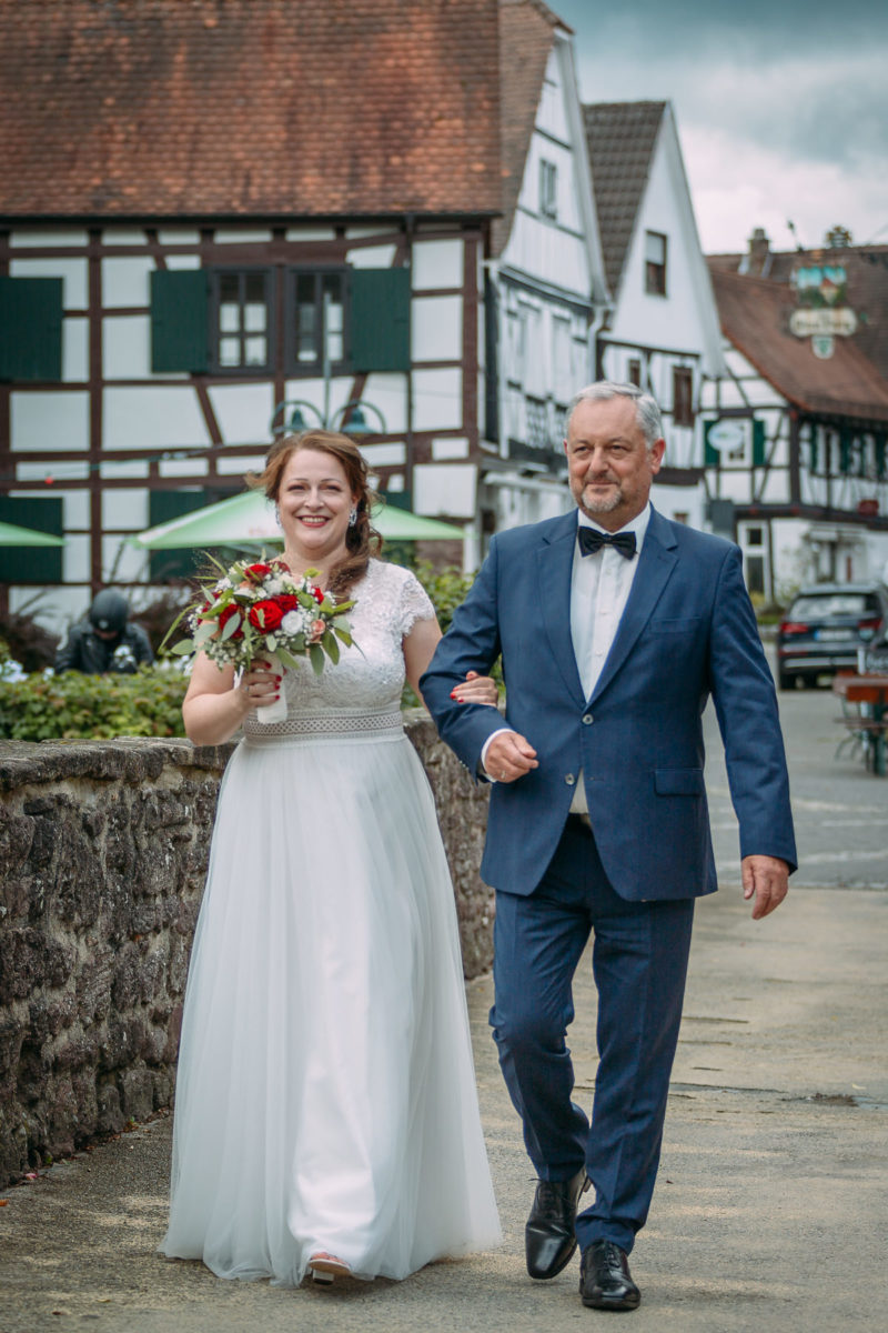 Hochzeitsfotograf Dreieich - Brautvater führt Braut